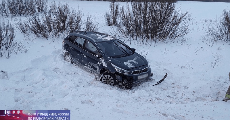 В Родниковском районе на трассе "Иваново-Родники" автомобиль опрокинулся в кювет