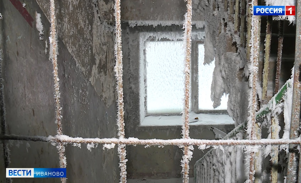 Подъезд жилого дома в Кохме покрылся льдом из-за прорыва трубы с горячей водой
