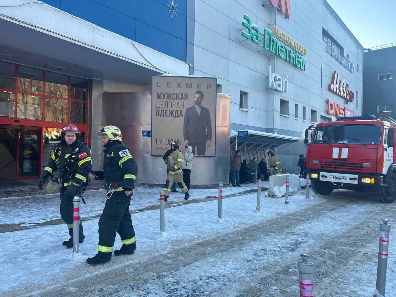 Пожарные работают на месте возгорания в ивановском ТЦ "Серебряный город"