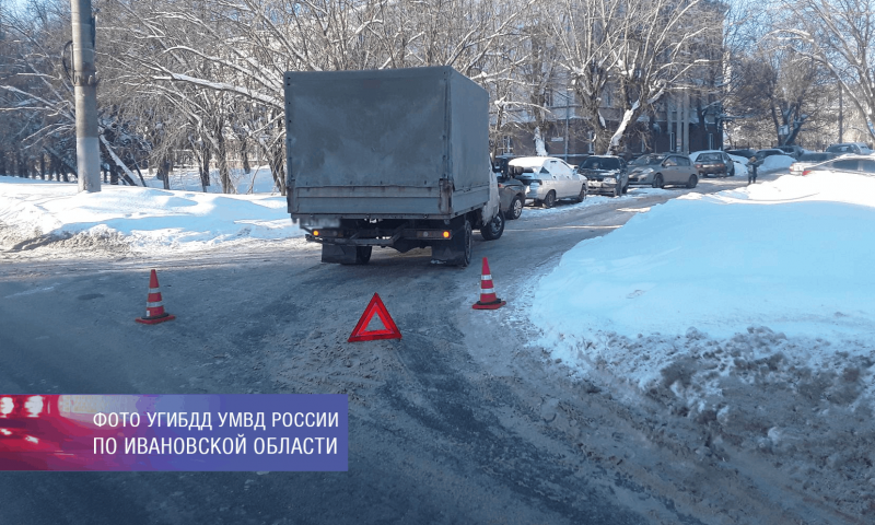 В Иванове водитель не справился с управлением и въехал в припаркованный автомобиль