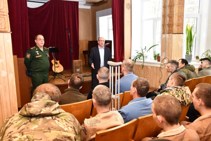 Праздничный концерт для бойцов прошел в военном госпитале Иванова