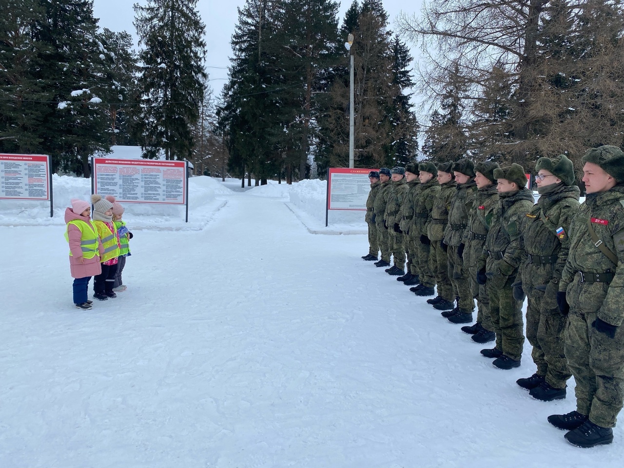 Автоинспекторы в Тейкове вместе с воспитанниками детского сада провели акцию “Письмо военным”