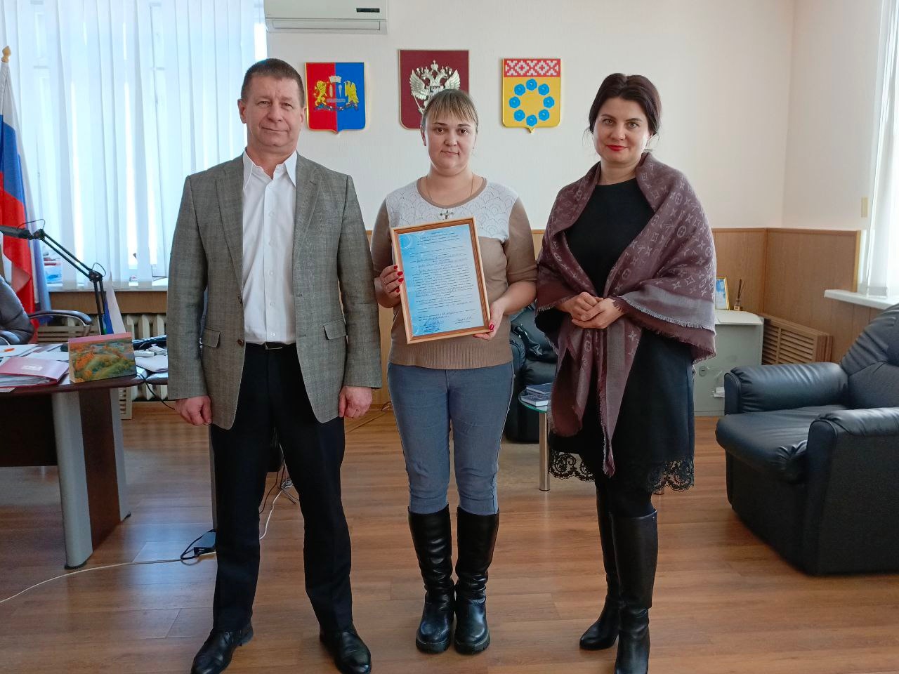 Молодой семье из Пестяков вручили сертификат на приобретение жилья