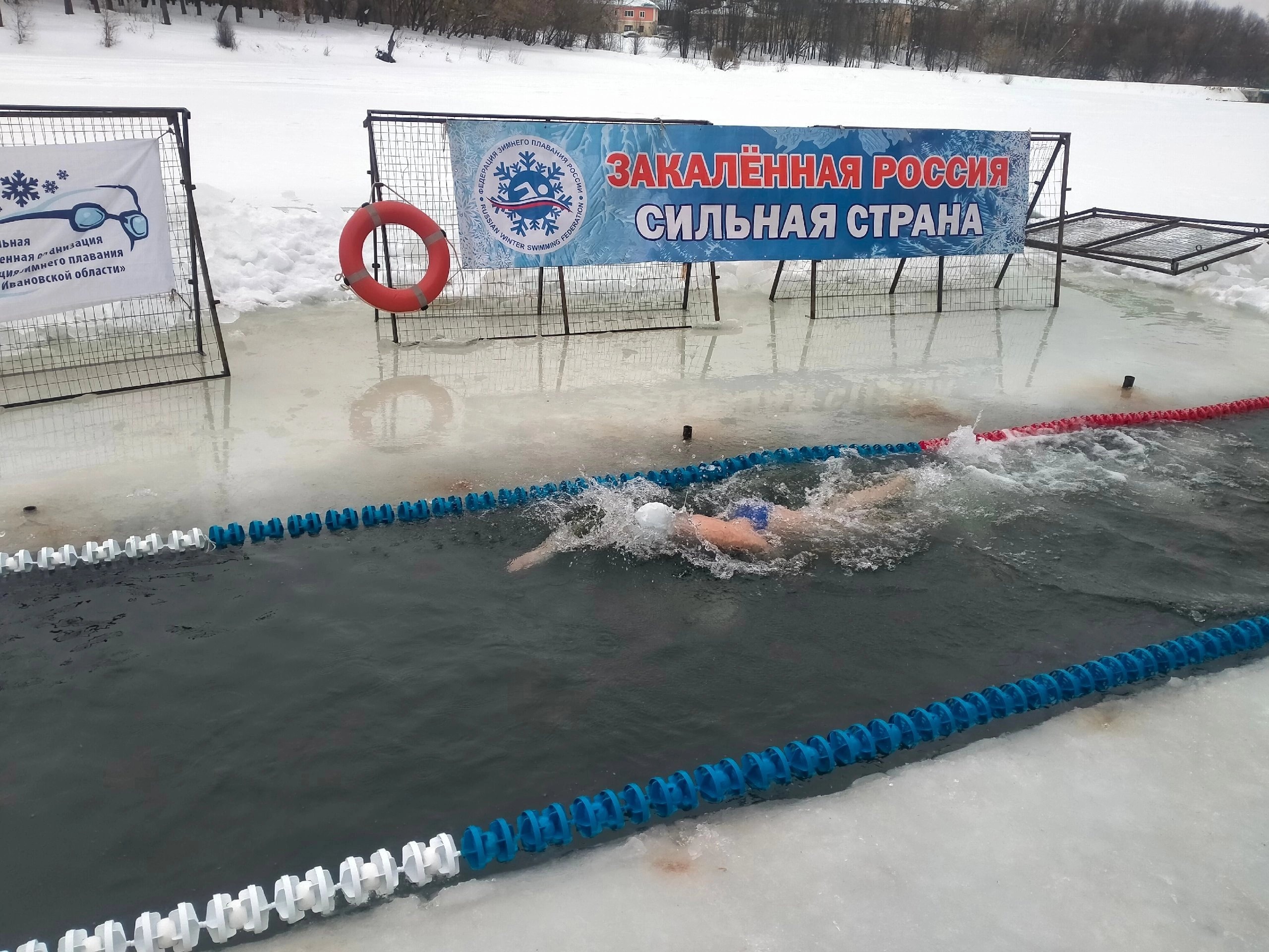 Более 30 любителей зимнего плавания собрались в Иванове на заплывы марафона "Сила России"