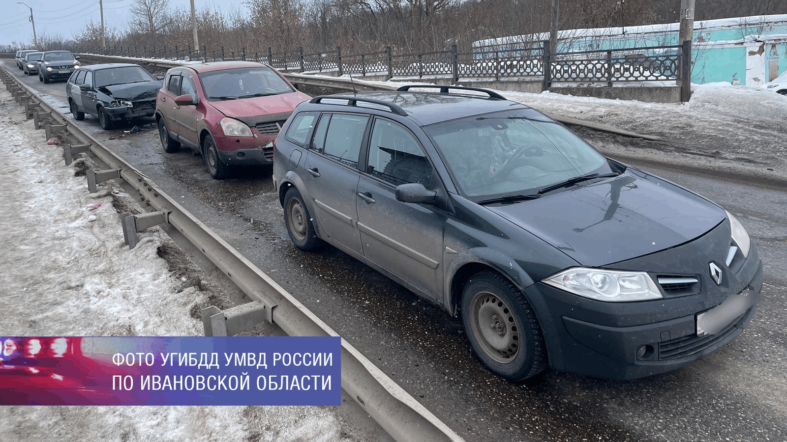 В Кинешме три автомобиля столкнулись на улице Ивановской