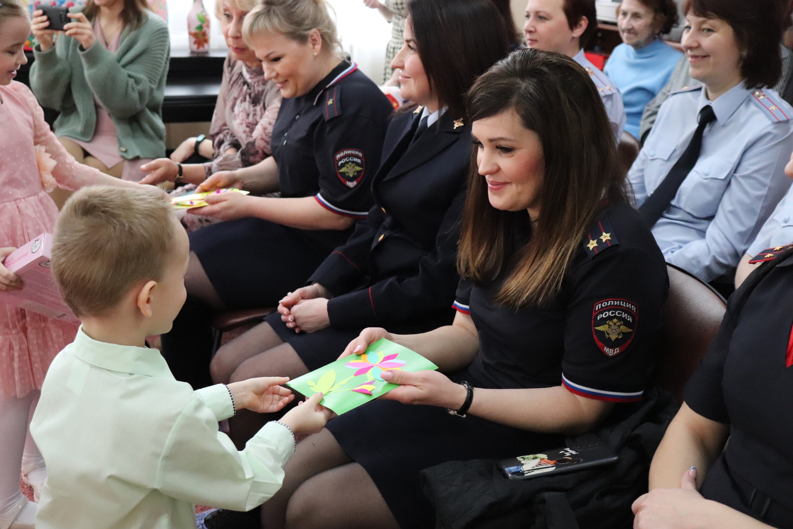 Сотрудники УМВД по Ивановской области поздравили юных воспитанниц детского дома "Родничок" с 8 Марта