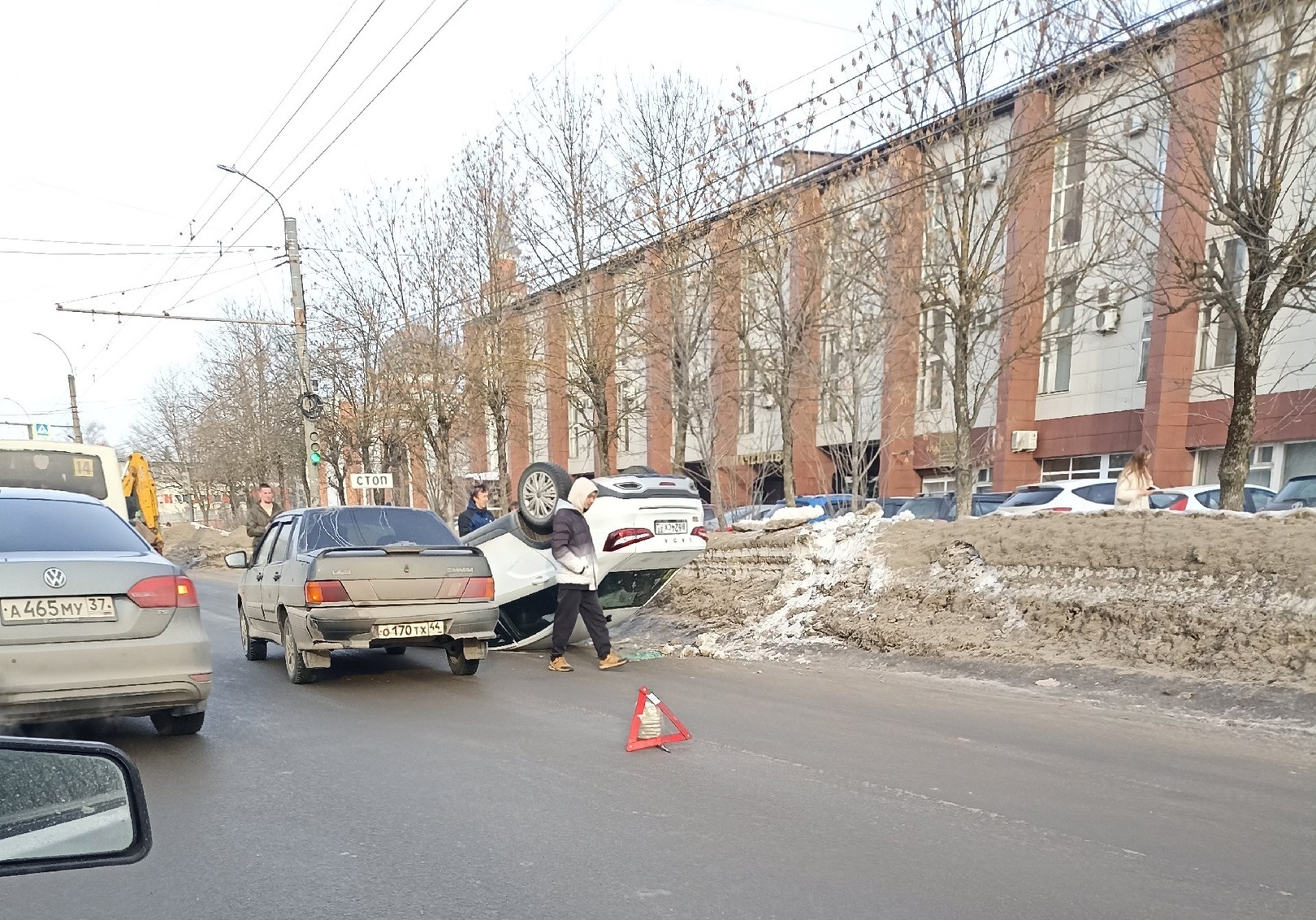 На проспекте Строителей в Иванове перевернулась "Лада Веста"