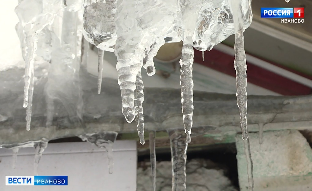 На мужчину в Ивановской области с крыши упала льдина при расчистке кровли