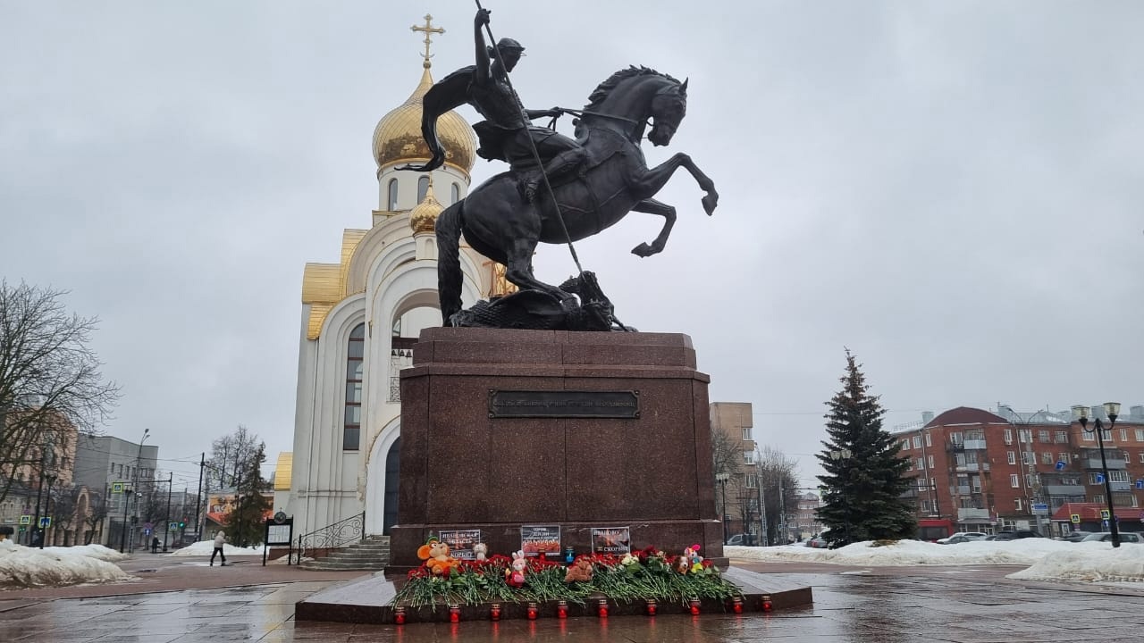 Ивановцы несут цветы и игрушки к памятнику Георгию Победоносцу