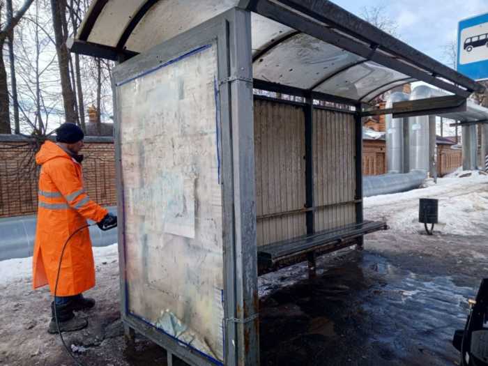 В Иванове продолжается мойка остановок общественного транспорта