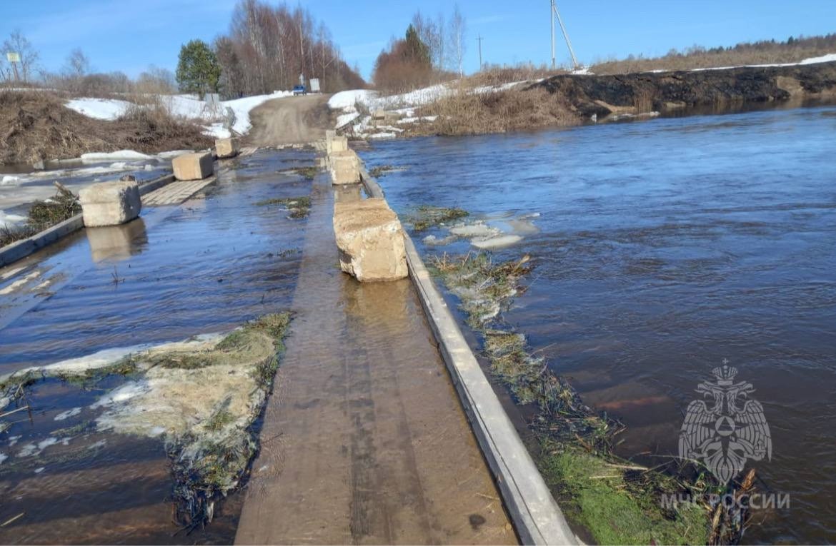 Мост через реку Нерль у деревни Новая в Гаврилово-Посадском районе ушел под воду