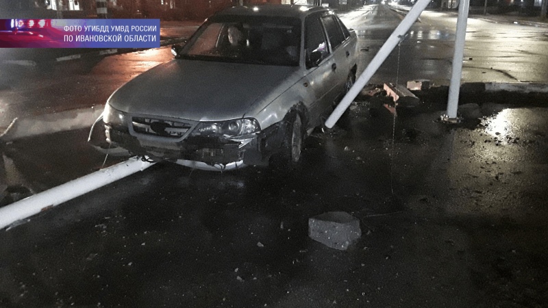 У ивановского автовокзала пьяный водитель сбил флагштоки