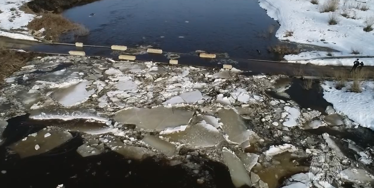 Уровень воды над мостом в деревне Новая Гаврилово-Посадского района поднялся до 200 см