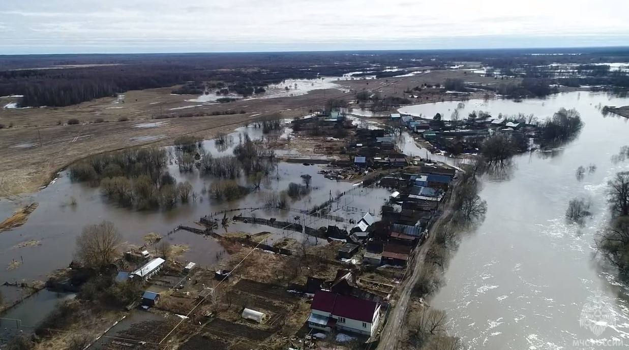 Вода отступила от части приусадебных участков в поселке Лух Ивановской области