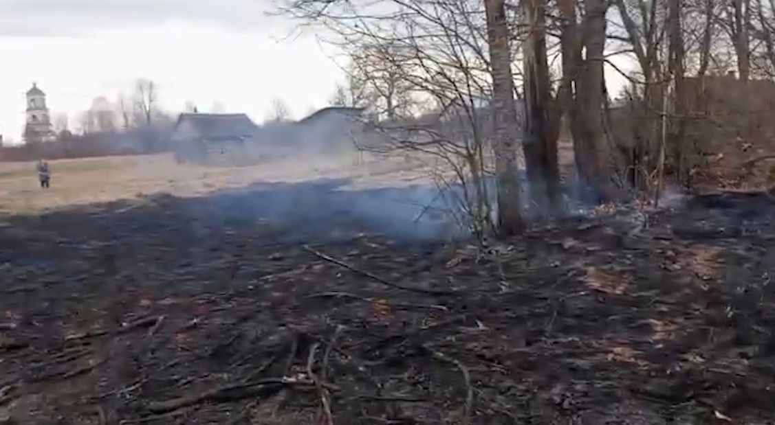 В селе Алексино Ивановской области едва не сгорели жилые дома от пала травы