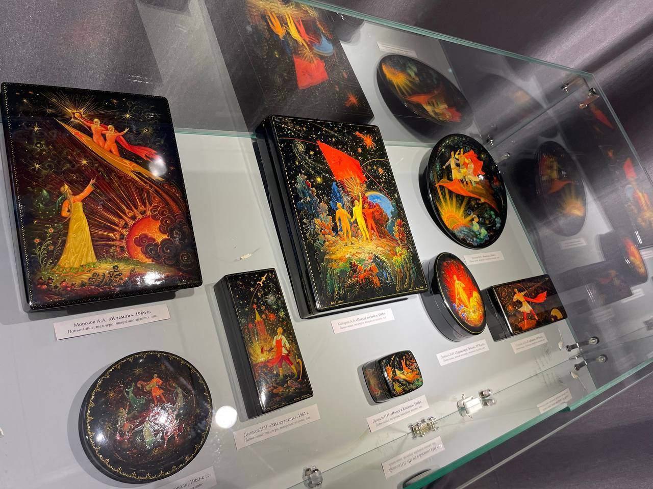 Музей Холуйского искусства представил выставку "Космос далекий и близкий".