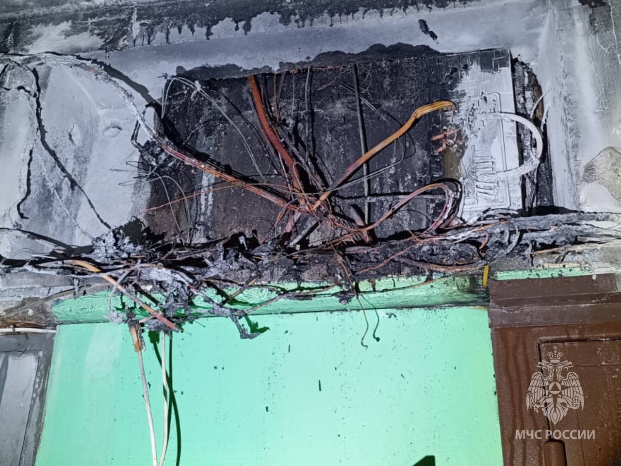 Электропроводка и входные двери загорелись в многоквартирном доме в Иванове