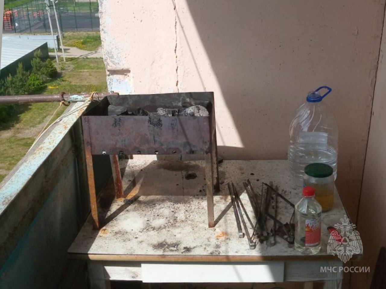 Житель Ивановской области жарил на балконе шашлык