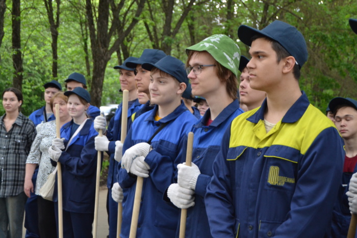 Ивановские подростки благоустраивают аллею на проспекте Текстильщиков