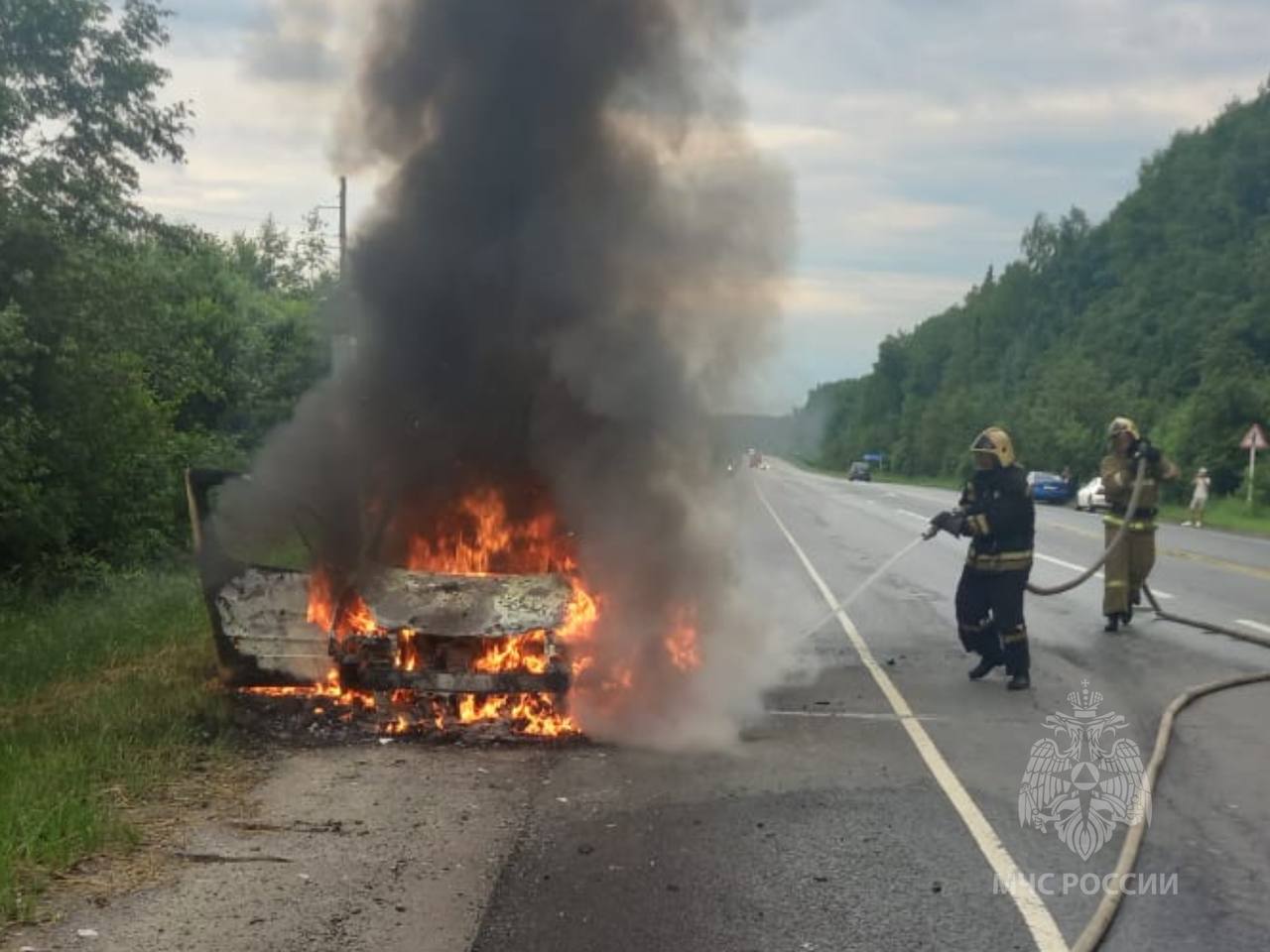 Иномарка загорелась во время движения по трассе в Ивановской области