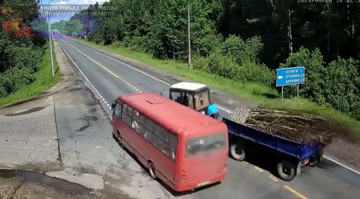ГАИ показала момент столкновения автобуса и трактора на трассе в Ивановской области