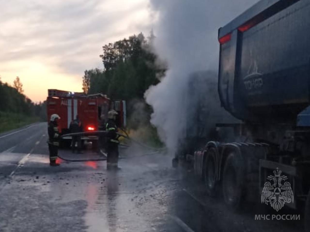 Грузовик загорелся на трассе в Ивановской области