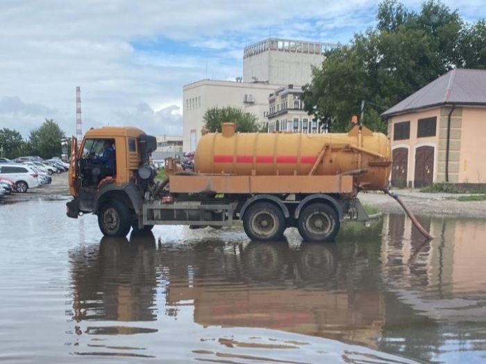 Три единицы спецтехники устраняли последствия ливня в Иванове