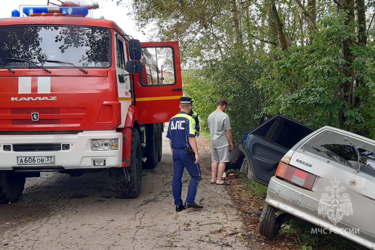 Пострадавшего пассажира после ДТП в Вичуге пришлось доставать из авто с помощью специнструмента