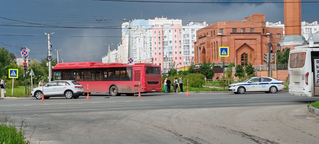 Автобус и кроссовер столкнулись в Иванове