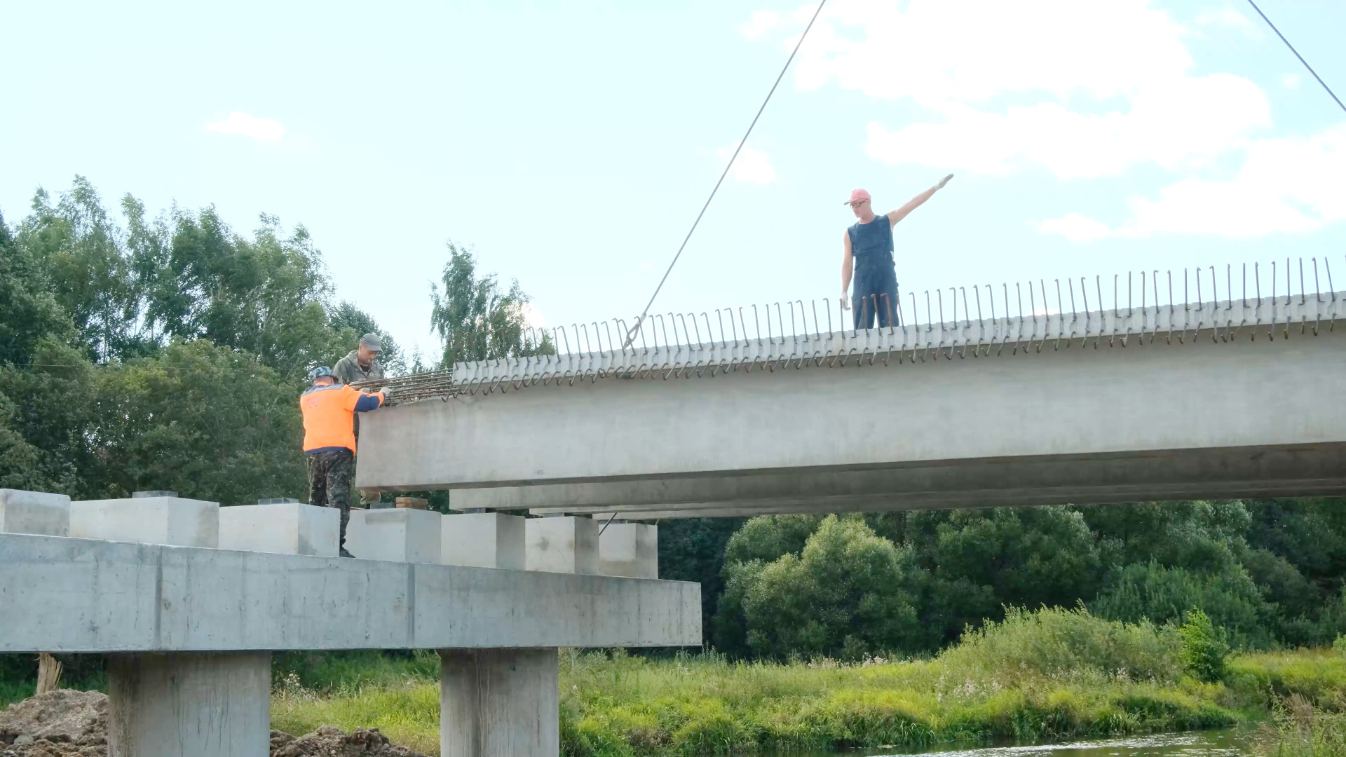 Строительство моста через реку Чернавка в Ивановском районе ведется с опережением графика