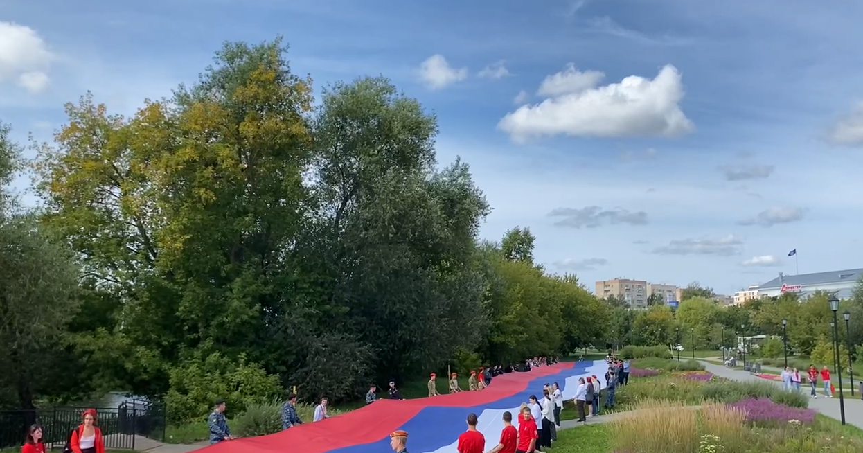 В Иванове на набережной Уводи развернули 100-метровый флаг