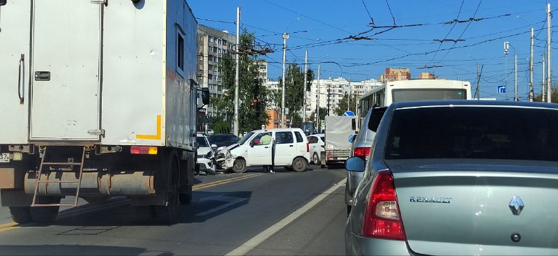 Движение на перекрестке Кохомского шоссе и улицы Любимова в Иванове затруднено из-за ДТП