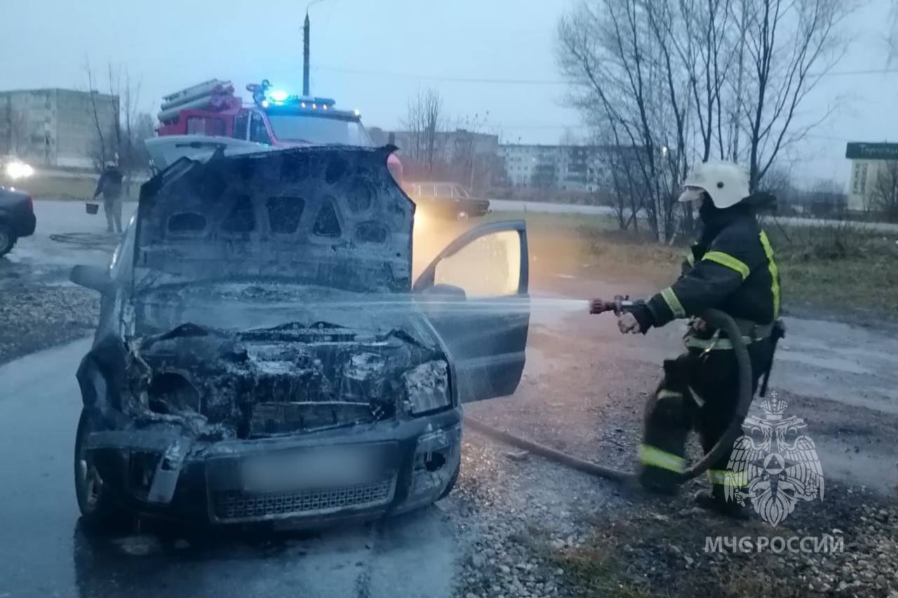 В Заволжске произошла авария с загоревшимся автомобилем