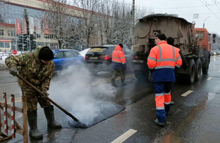 Дорожные службы Иванова начали ямочный ремонт