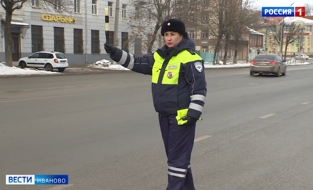 Сотрудники Госавтоинспекции поздравили ивановских водителей с наступающим праздником