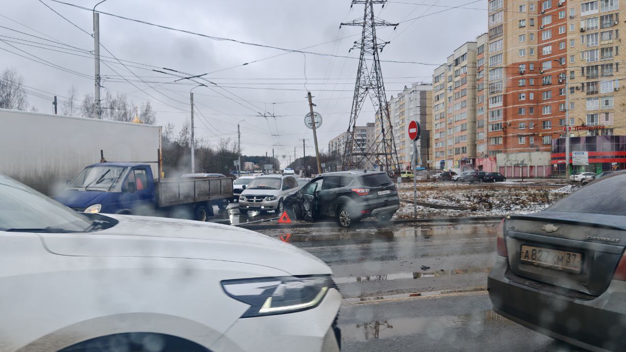 На перекрестке Кохомского шоссе и улицы Любимова в Иванове произошла авария