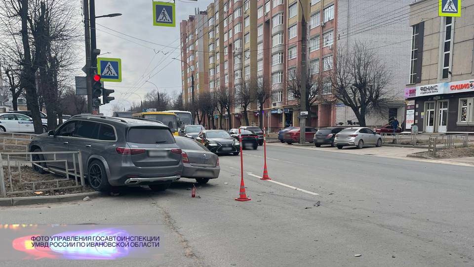 "Мерседес-Бенц" и "Рено Симбол" столкнулись в Иванове 