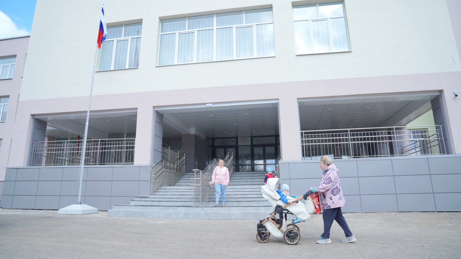 В Ивановской области в 2025 году продолжат программу "Школьный двор"