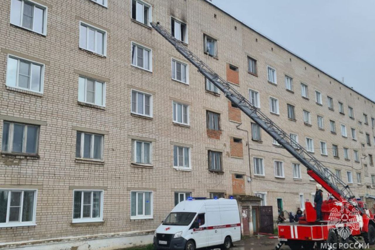 В Вичугском районе огнеборцы спасли мужчину из горящей квартиры
