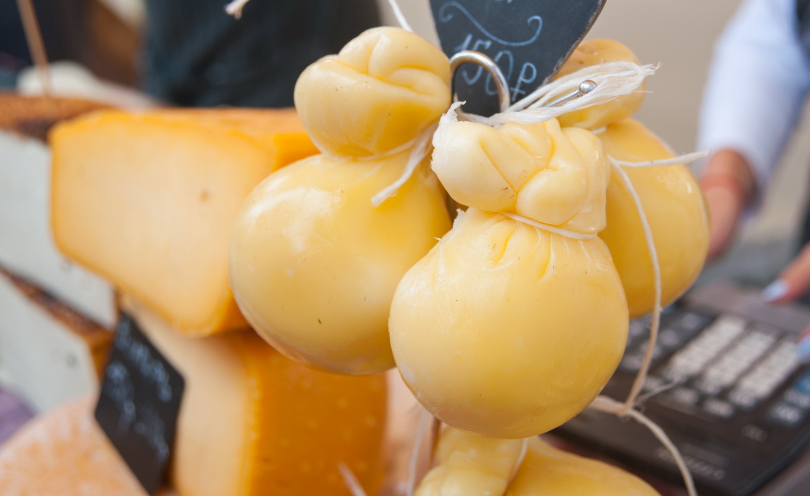 Более 25 сыроваров из семи регионов привезли продукцию на фестиваль "Сырные ряды" в Иванове