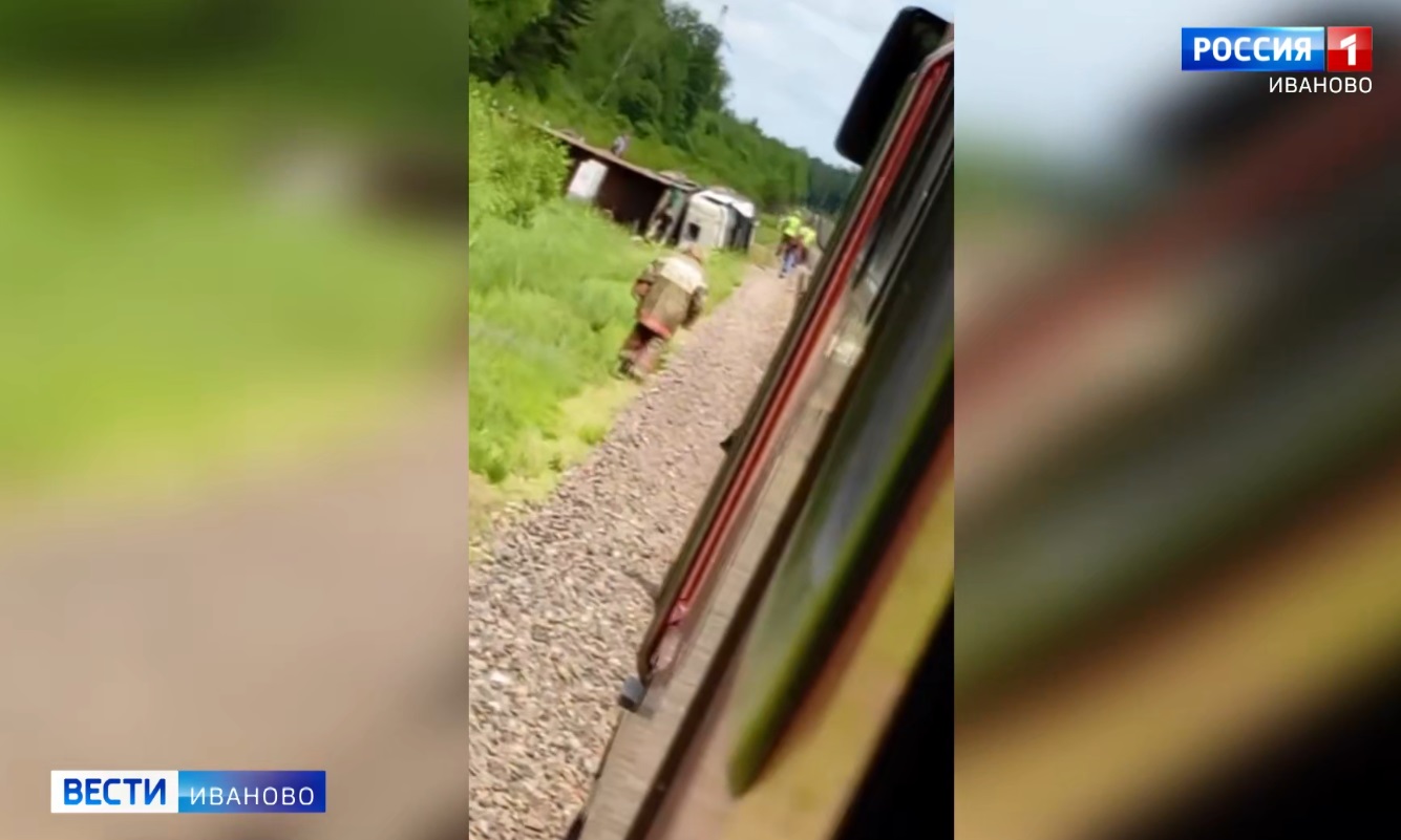 Пассажирский поезд столкнулся с грузовиком в Ивановской области