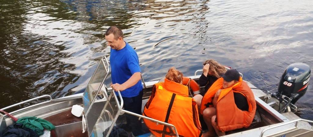 Волна от баржи перевернула лодку в Ивановской области
