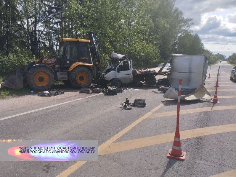 "ГАЗель" врезалась в трактор Ивановском районе