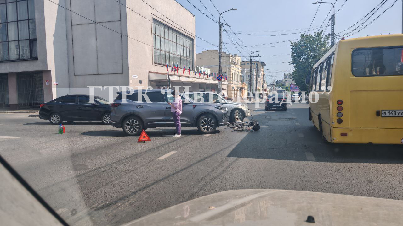 Велосипедист попал под колеса иномарки в центре Иванова