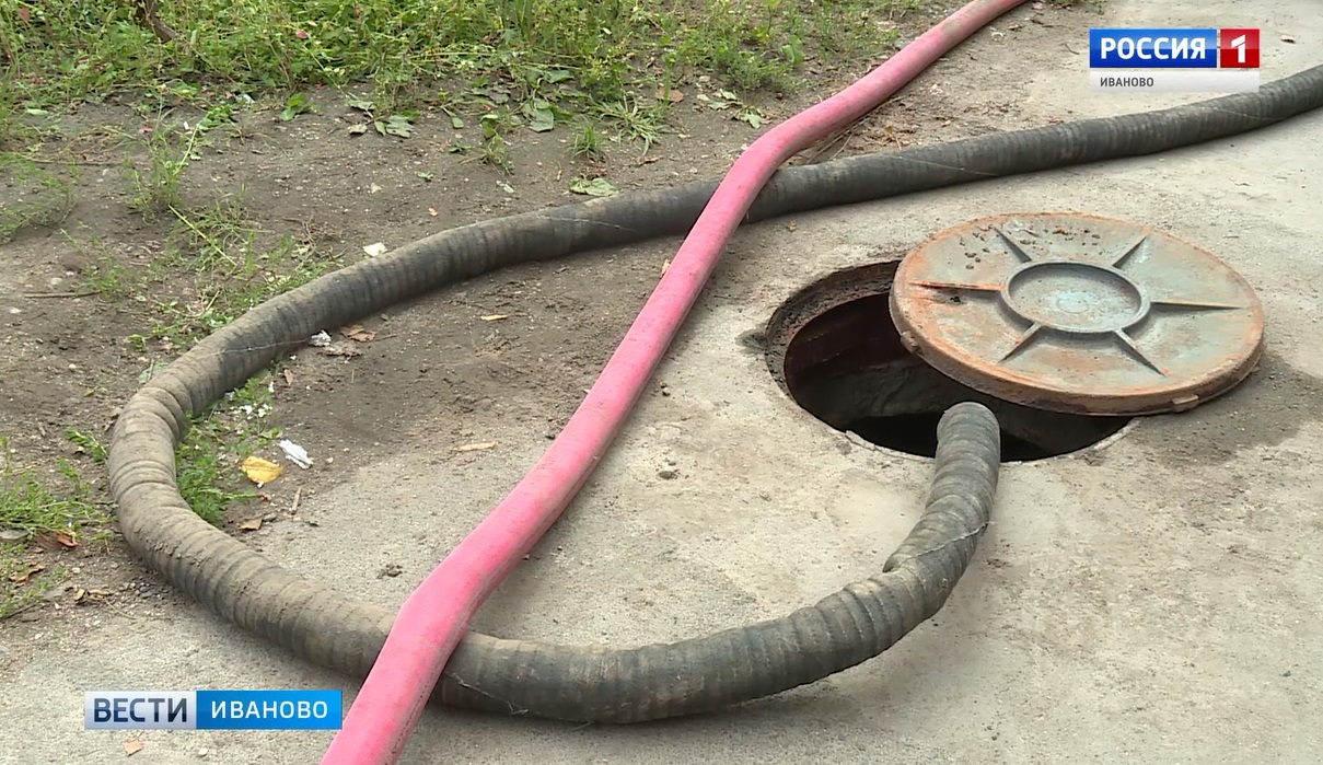 Канализация из многоэтажки в Иванове течет на дорогу и тротуар