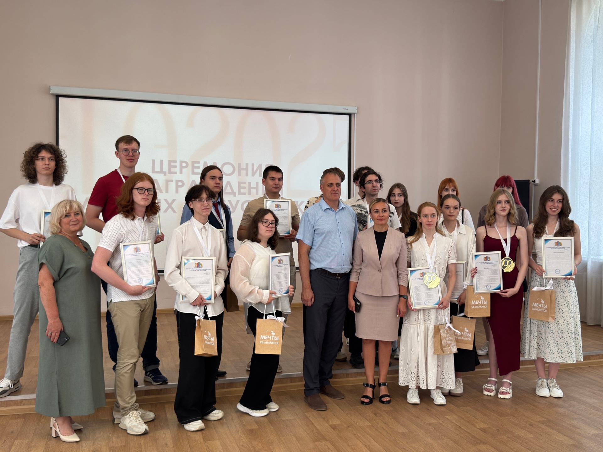 Для выпускников-стобалльников организовали культурную программу в Юрьевце