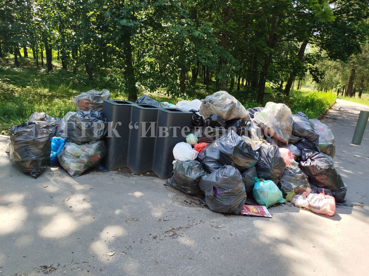 Ивановцы жалуются на кучи мусора у мемориала "Красная Талка"