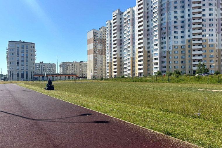 Траву на городских спортивных объектах в Иванове косят механизированным способом