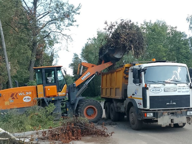 Почти 1000 кубометров веток вывезли с улиц Иванова после стихии