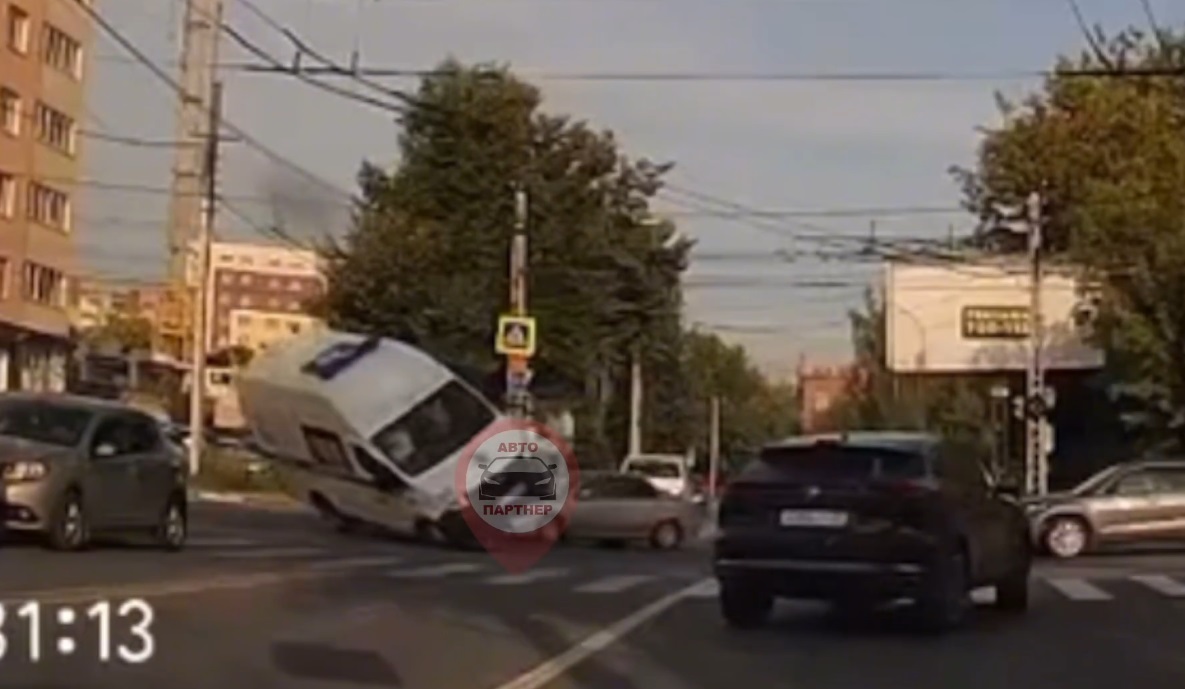Момент столкновения "Киа" и машины скорой помощи в Иванове попал на видео